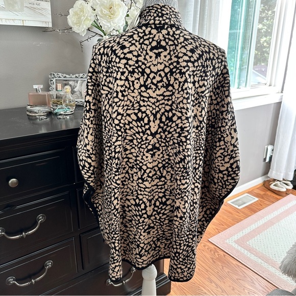 Grace the Perfect Fit Animal Print Zip Poncho Sweater – Size L - Picture 9 of 16